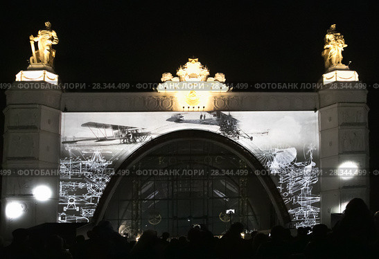Москва, ВДНХ, апрель 2018 года. Световое шоу-открытие центра "Космонавтика и авиация"  на фасаде павильона "Космос". История авиации. Черно-белая графика. Редакционное фото, фотограф Наталья Николаева / Фотобанк Лори