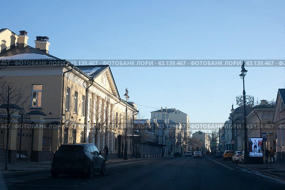 Москва вечерний солнечный свет на улице Новослободская (2024 год). Редакционное фото, фотограф Дмитрий Неумоин / Фотобанк Лори