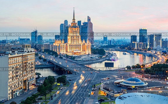 Москва. Вид на Новоарбатский мост и гостиницу «Рэдиссон Ройал, Москва» («Украина») с высоты (2013 год). Редакционное фото, фотограф Юрий Кирсанов / Фотобанк Лори