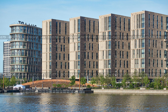 Москва. Вид на ЖК ЗилАрт на набережной реки. Редакционное фото, фотограф Rashpil / Фотобанк Лори