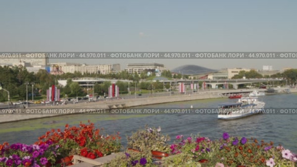 Москва. Вид с Большого Москворецкого моста на парк Зарядье. По Москве-реке проплывают два прогулочных теплохода. Мост украшен цветами. Редакционное видео, видеограф Сергей Никифоров-Гордеев / Фотобанк Лори