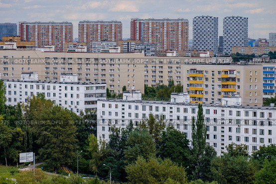 Москва, вид сверху на жилые дома и городскую застройку района Котловка (2020 год). Редакционное фото, фотограф glokaya_kuzdra / Фотобанк Лори