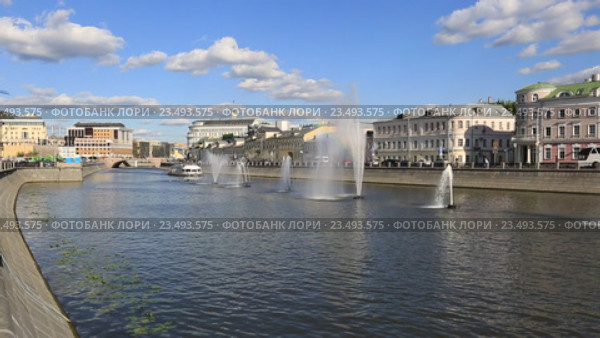 Москва, водоотводной канал. Вид на фонтаны, Болотную и Кадашевскую набережную (2016 год). Редакционное видео, видеограф Яна Королёва / Фотобанк Лори