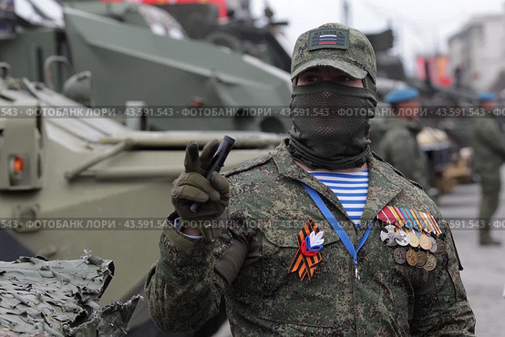 Москва военный в орденах  на выставке подбитой военной техники во время проведения СВО на Украине (2024 год). Редакционное фото, фотограф Дмитрий Неумоин / Фотобанк Лори