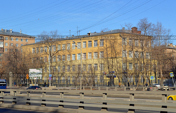Москва. Волоколамское шоссе дом 12. Школа № 1252 имени Сервантеса, корпус начальных классов (2016 год). Редакционное фото, фотограф Александр Замараев / Фотобанк Лори