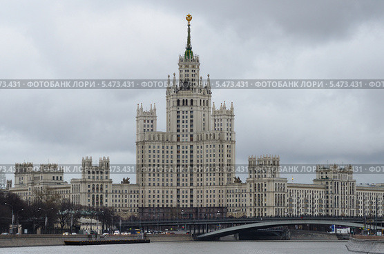 Москва, высотный дом на Котельнической набережной в пасмурную, дождливую погоду (2014 год). Стоковое фото, фотограф Овчинникова Ирина / Фотобанк Лори