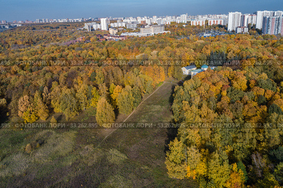 Москва, Южное Тушино, парк и усадьба "Братцево", вид сверху (2019 год). Редакционное фото, фотограф glokaya_kuzdra / Фотобанк Лори