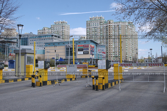 Москва. Закрытая парковка около торгового центра "Капитолий" в период эпидемии коронавируса (2020 год). Редакционное фото, фотограф Илюхина Наталья / Фотобанк Лори