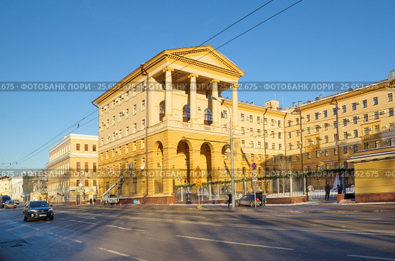 Москва. Здание с колоннами по улице Петровка, 38. Главное управление Министерства внутренних дел РФ по Москве (2016 год). Редакционное фото, фотограф Елена Коромыслова / Фотобанк Лори