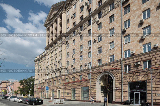 Москва, жилой дом 18 на Новинском бульваре летом (2018 год). Редакционное фото, фотограф Дмитрий Неумоин / Фотобанк Лори