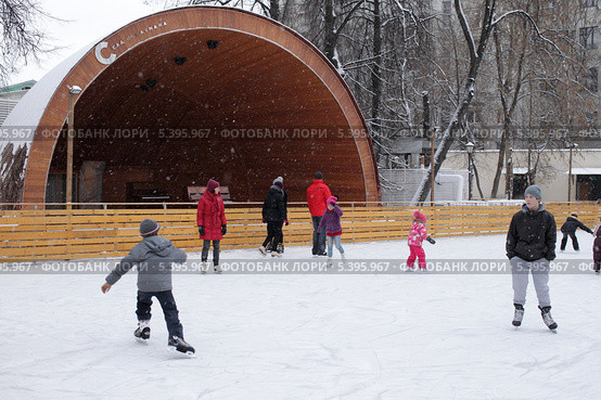 Москва, зимний каток. Парк имени Баумана. (2013 год). Редакционное фото, фотограф Дмитрий Неумоин / Фотобанк Лори