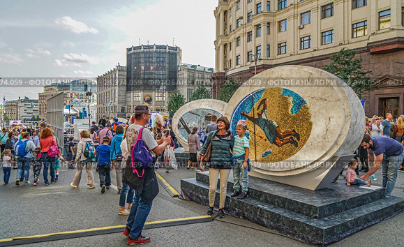 Москвичи и гости столицы на Тверской улице во время праздника Дня города (2017 год). Редакционное фото, фотограф Виктор Тараканов / Фотобанк Лори