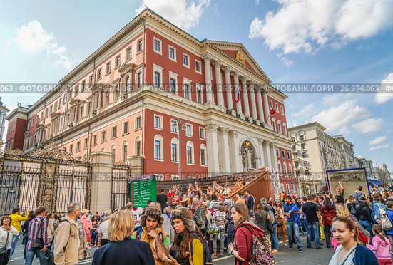 Москвичи и гости столицы на Тверской улице во время праздника Дня города (2017 год). Редакционное фото, фотограф Виктор Тараканов / Фотобанк Лори