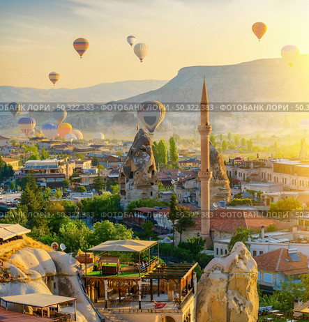 Mosque and air balloons in Goreme, Turkey. Стоковое фото, агентство Ingram Publishing / Фотобанк Лори