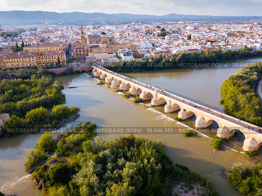 Mosque-Cathedral of Cordoba and Roman Bridge over the Guadalquivir. Стоковое фото, фотограф Яков Филимонов / Фотобанк Лори