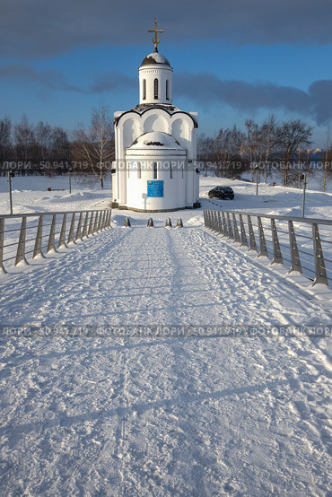 Мост у храма святого Михаила. Остров Памяти, Тверь (2024 год). Редакционное фото, фотограф Анна Карасева / Фотобанк Лори