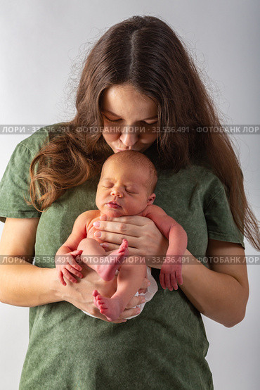 Mother and Baby kissing and hugging. Happy Family. Стоковое фото, фотограф Василий Кочетков / Фотобанк Лори