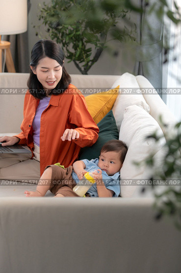 Mother and son play together after dad comes home from work. Стоковое фото, агентство Ingram Publishing / Фотобанк Лори