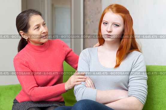 mother tries reconcile with teenage daughter. Стоковое фото, фотограф Яков Филимонов / Фотобанк Лори