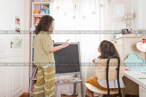 mother tutoring girl home. Стоковое фото, агентство Ingram Publishing / Фотобанк Лори