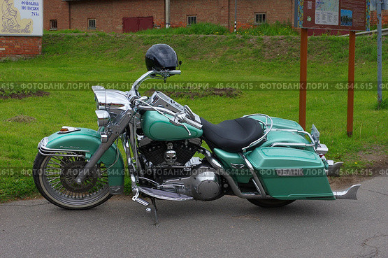 Мотоцикл Harley Davidson Road King в Старой Ладоге, Ленинградская область (2019 год). Редакционное фото, фотограф Алексей Иванов / Фотобанк Лори