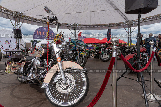 Мотоцикл Harley Davidson Road King. Выставка уникальных мотоциклов ручной работы, выполненных в единственном экземпляре. Custom Bike Show. Мотофестиваль Baltic Rally в городе Выборге Ленинградской области (2023 год). Редакционное фото, фотограф Румянцева Наталия / Фотобанк Лори