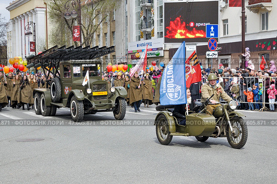 Мотоцикл с коляской и ЗИС-5 (катюша) времен Великой Отечественной войны с военными реконструкторами на параде в честь Дня Победы 9 мая. Город Тюмень (2017 год). Редакционное фото, фотограф Александр Тараканов / Фотобанк Лори