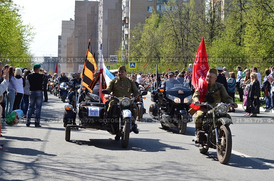 Мотоциклисты на старых мотоциклах на параде в честь Дня Победы в городе Железнодорожном (Балашихе) Московской области (2015 год). Редакционное фото, фотограф Наталья Горкина / Фотобанк Лори