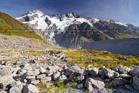 Mount Cook from the Hooker Valley track, Aoraki Mount Cook National Park on South Island, New Zealand. Стоковое фото, агентство BE&W Photo / Фотобанк Лори
