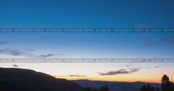 Mountain lake time lapse in summer or autumn. Wild nature and beautiful sunset. Moving clouds, deep twilight and dramatic sky. Стоковое видео, видеограф Александр Маркин / Фотобанк Лори