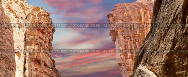 Mountains of Petra, Jordan, Middle East. Petra has been a UNESCO World Heritage Site since 1985 (2016 год). Стоковое фото, фотограф Владимир Журавлев / Фотобанк Лори