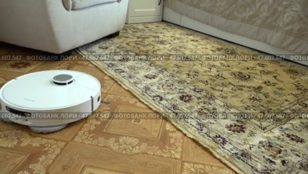 Моющий пылесос чистит ковер и пол в квартире. A washing vacuum cleaner cleans the carpet and floor in the apartment. Стоковое видео, видеограф Горшков Александр / Фотобанк Лори