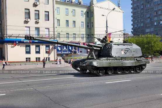"Мста-С" - российская самоходно-артиллерийская установка проходит по Новому Арбату с репетиции Парада Победы, Москва (2012 год). Редакционное фото, фотограф Николай Винокуров / Фотобанк Лори