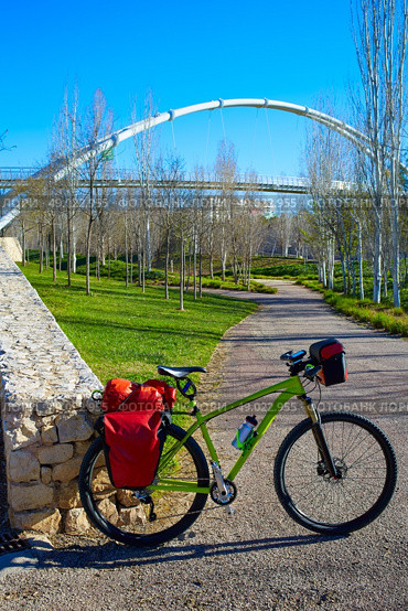 MTB Bicycle touring bike in Valencia Cabecera park bridge gardens. Стоковое фото, агентство Ingram Publishing / Фотобанк Лори