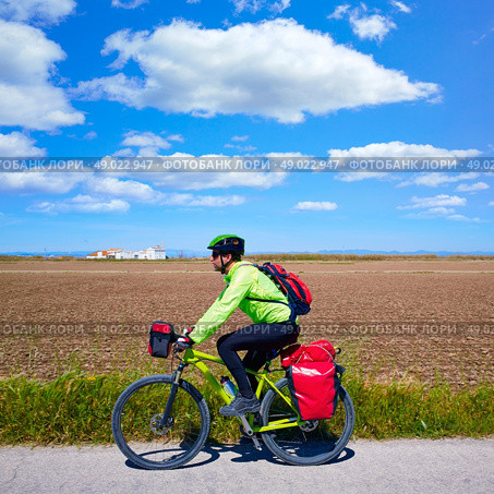 MTB Biker Bicycle touring with pannier racks and saddlebag. Стоковое фото, агентство Ingram Publishing / Фотобанк Лори