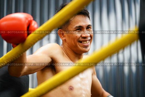 Muay Thai, The martial art of Thailand, Boxer sitting in the corner When the referee stops the fight in each round for the boxer to rest and the coach to introduce the fight in the next round. Стоковое фото, агентство Ingram Publishing / Фотобанк Лори