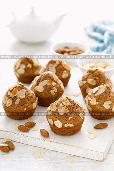 Muffins with flaked almond nuts. Cupcakes with nut chips. Стоковое фото, агентство Ingram Publishing / Фотобанк Лори