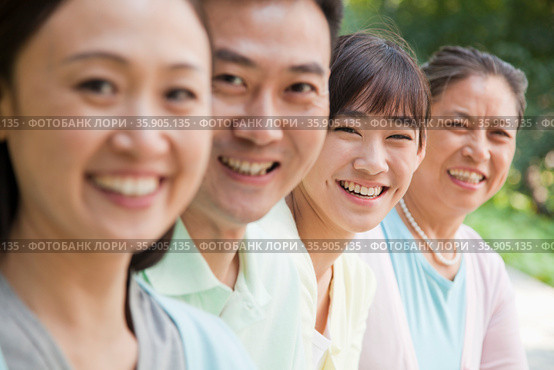 Multi generational family portrait, outdoors Beijing. Стоковое фото, агентство Ingram Publishing / Фотобанк Лори
