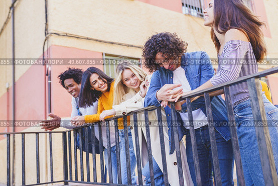 Multiracial group of young people talking together in the street. Students socializing.. Multiracial group of young people talking together in the street. Стоковое фото, агентство Ingram Publishing / Фотобанк Лори