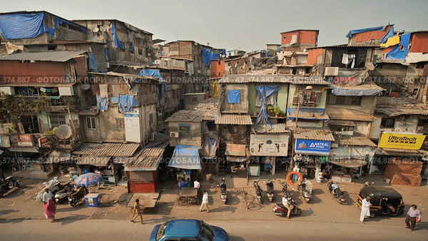 Mumbai, India - December 17, 2018 Dharavi slums in east Mumbai. Bandra District, Maharashtra, India. Редакционное фото, фотограф Mikhail Davidovich / Фотобанк Лори