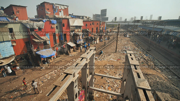 Mumbai, India - December 17, 2018 Dharavi slums in east Mumbai. Bandra District, Maharashtra, India. Редакционное фото, фотограф Mikhail Davidovich / Фотобанк Лори