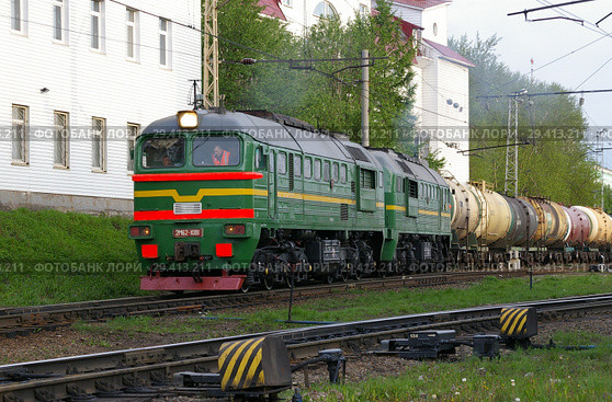 Мурманск. Тепловоз грузовой 2М62-1081 на станции Мурманск Октябрьской железной дороги (2007 год). Редакционное фото, фотограф Дмитрий Щукин / Фотобанк Лори