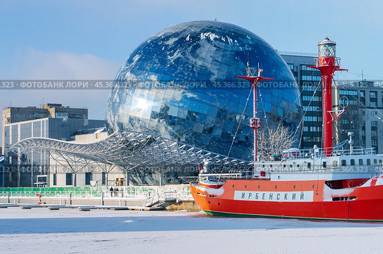 Museum of the World Ocean in Kaliningrad. The building is in the form of a glass ball. Ships Irbensky- exhibits of the sea museum. (2021 год). Редакционное фото, фотограф Zima Nadezhda / Фотобанк Лори