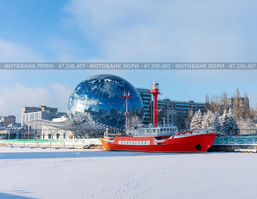 Museum of the World Ocean in Kaliningrad. The building is in the form of a glass ball. Ships Irbensky- exhibits of the sea museum. (2021 год). Редакционное фото, фотограф Zima Nadezhda / Фотобанк Лори