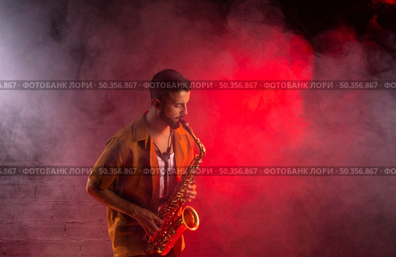 musician fog playing saxophone. Стоковое фото, агентство Ingram Publishing / Фотобанк Лори