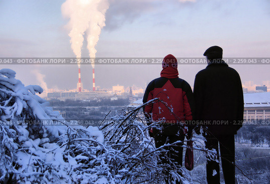 Мужчина и женщина смотрят на Москву с Воробьевых гор (2011 год). Стоковое фото, фотограф Илюхина Наталья / Фотобанк Лори