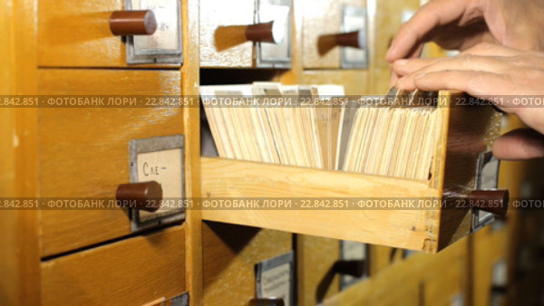 Мужчина ищет карточку в каталоге библиотеки. Стоковое видео, видеограф Валерий Бочкарев / Фотобанк Лори