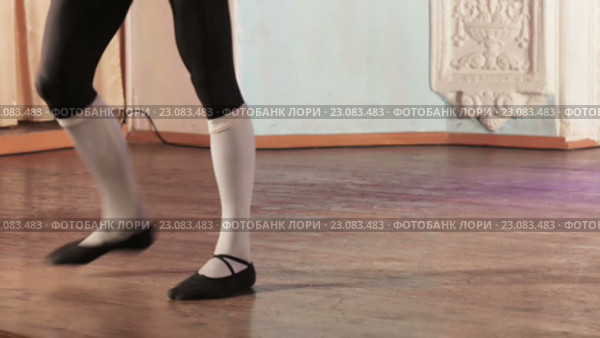 Мужчина исполняет балетный танец. Стоковое видео, видеограф Потийко Сергей / Фотобанк Лори