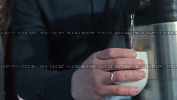 Мужчина наливает чай из термоса. Стоковое видео, видеограф Aleksey Popov / Фотобанк Лори