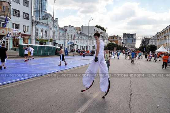 Мужчина прыгает на джамперах. Город Екатеринбург. Празднование Дня города. Улица Пушкина (2016 год). Редакционное фото, фотограф Александр Тараканов / Фотобанк Лори